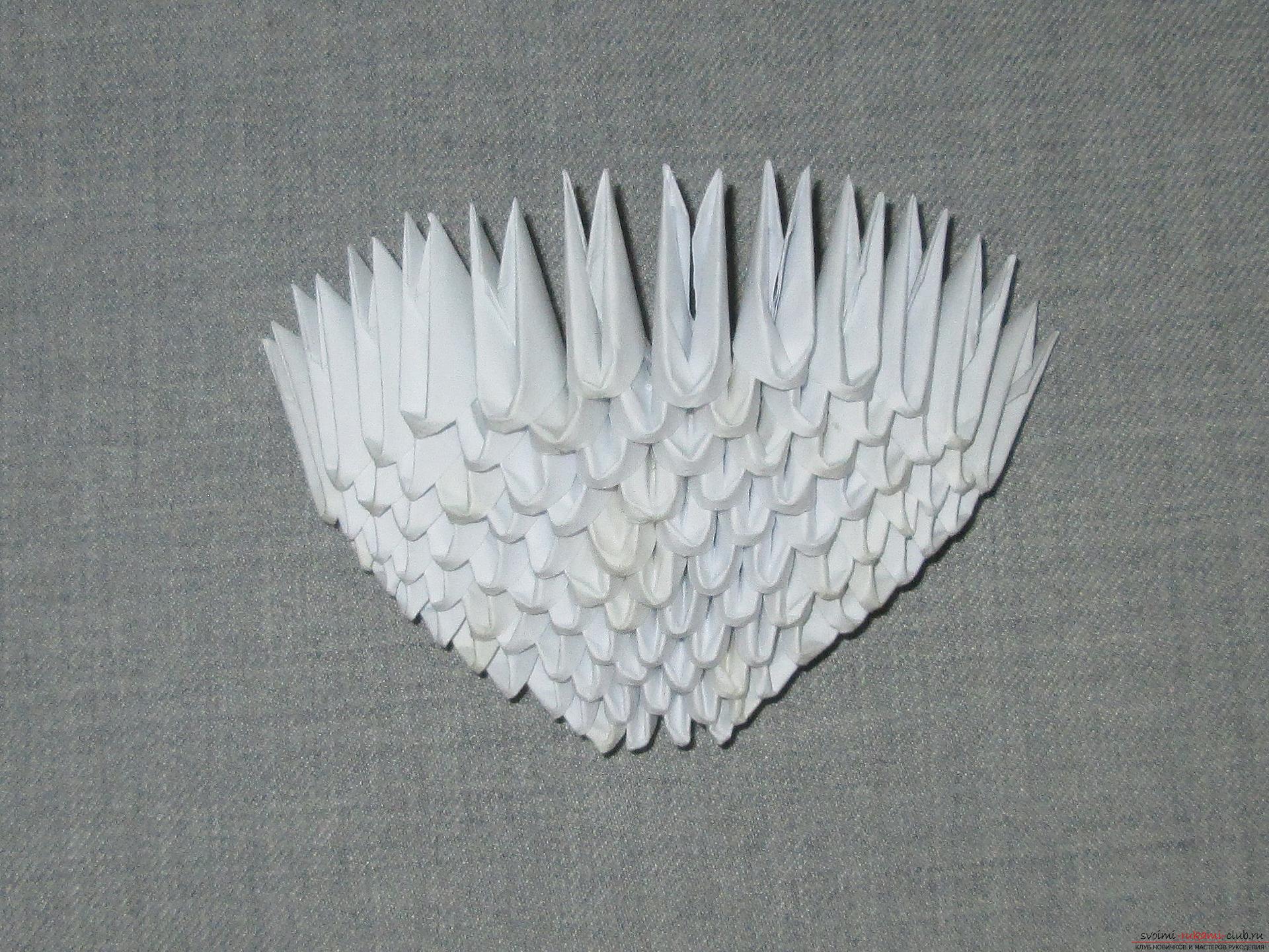 Ракушка для упаковки небольшого подарка собрана в технике модульное оригами в нашем мастер-классе с описанием и фото.. Фото №4